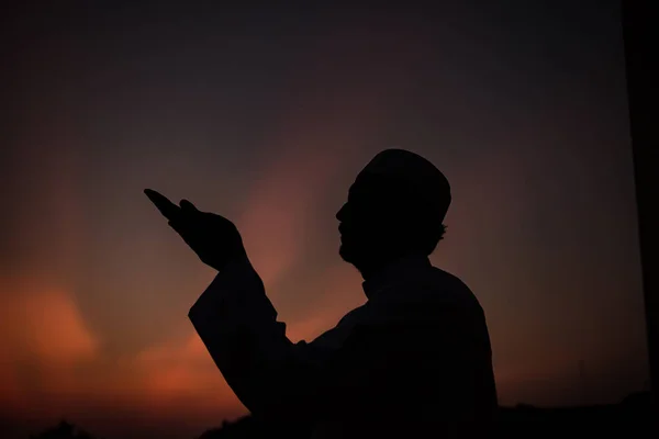 Silhuett Ung Asiatisk Muslim Man Ber Solnedgången Ramadan Festival Koncept — Stockfoto