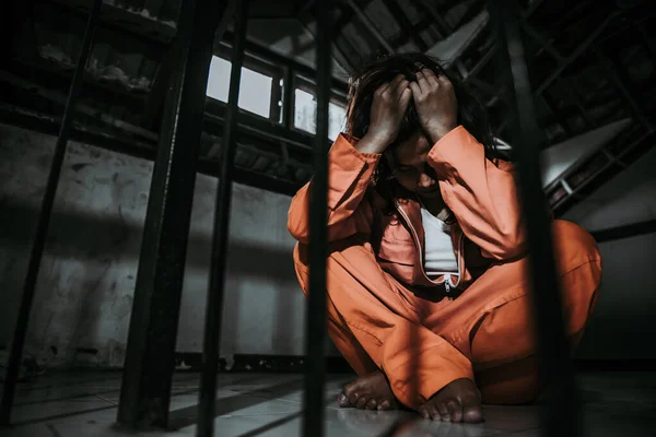 Руки Чоловіків Відчайдушно Ловити Залізну Язницю Концепція Язнених Таїландські Люди — стокове фото