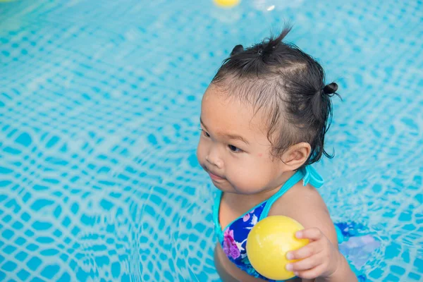 Petite Fille Nageant Dans Piscine Concept Sain — Photo