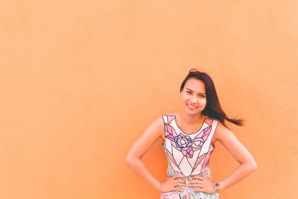 Retrato Bela Mulher Asiática Posar Parede Laranja Estilo Vida Uma — Fotografia de Stock