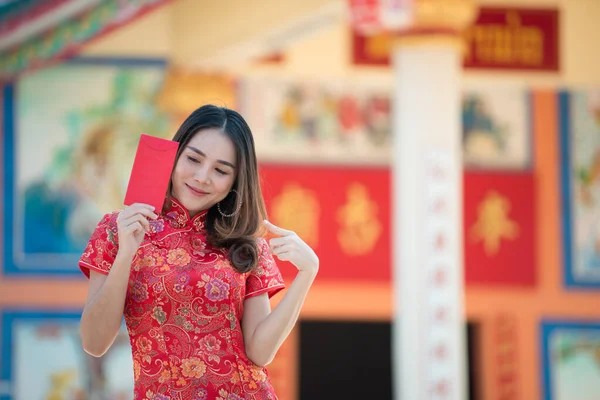 Retrato Mujer Asiática Vestido Rojo Concepto Feliz Año Nuevo Chino — Foto de Stock