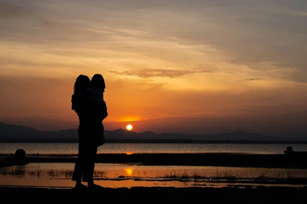 Silhouette Madre Con Figlia Sfondo Tramonto — Foto Stock