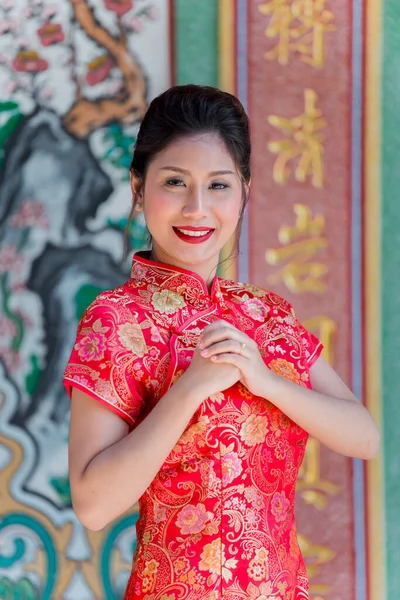 Retrato Hermosa Mujer Asiática Vestido Cheongsam Tailandia Personas Concepto Feliz — Foto de Stock