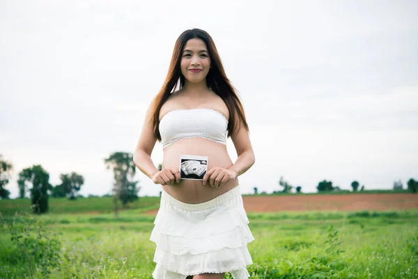 Jong Mooi Zwanger Vrouw Gevoel Gelukkig Wanneer Zoek Ultrasound Beeld — Stockfoto