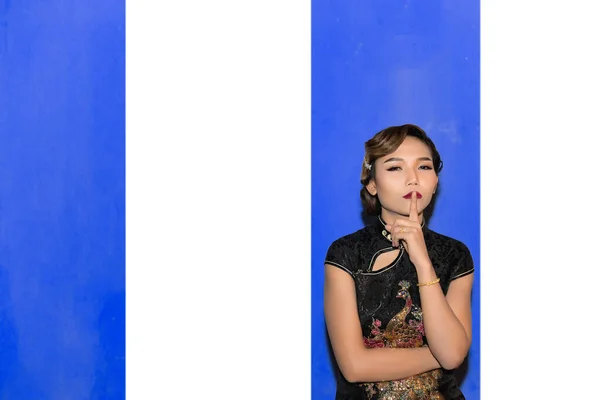 Retrato Bela Mulher Asiática Vestido Preto Parede Pintar Listras Coloridas — Fotografia de Stock