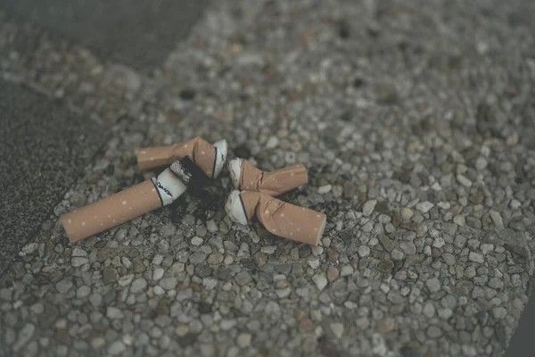 Cigarros Quebrados Chão — Fotografia de Stock