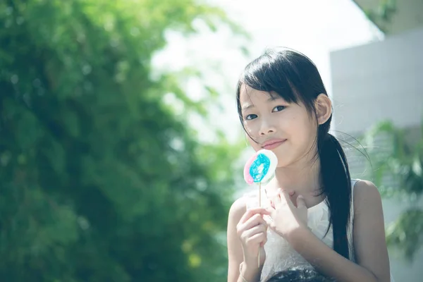 Una Bambina Carina Che Mangia Dolci Caramelle — Foto Stock