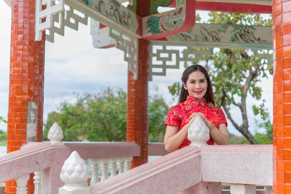 Frohes Chinesisches Neues Jahr Asiatin Traditioneller Cheongsam Kleidung Mit Rotem — Stockfoto