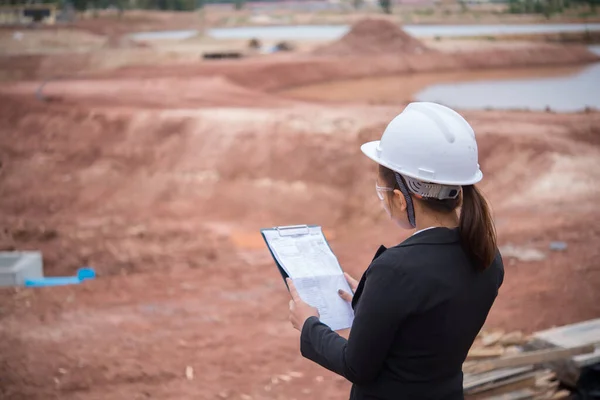 Ingeniero Mujer Que Trabaja Sitio Del Puente Construcción — Foto de Stock