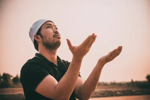 Silhuett Ung Asiatisk Muslim Man Ber Solnedgången Ramadan Festival Koncept — Stockfoto