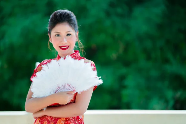 Retrato Hermosa Mujer Asiática Vestido Cheongsam Tailandia Personas Concepto Feliz — Foto de Stock