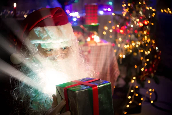 Santa Claus Drží Ohňostroj Pro Hru Veselé Vánoce Koncept — Stock fotografie