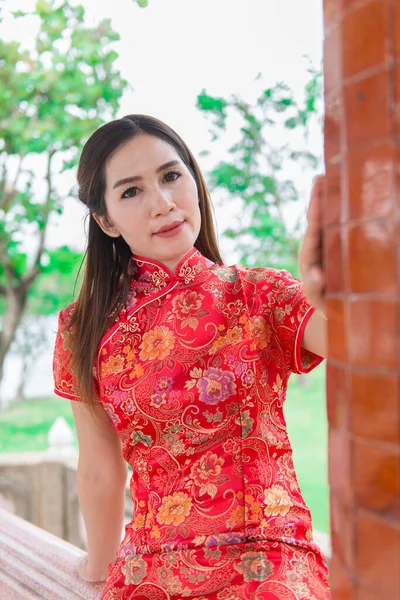 Frohes Chinesisches Neues Jahr Asiatische Frau Trägt Traditionelle Cheongsam Kleidung — Stockfoto