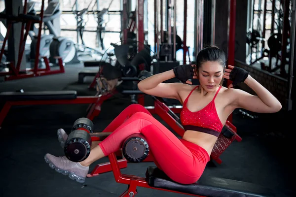 아름다운 아시아 여성의 체육관 — 스톡 사진