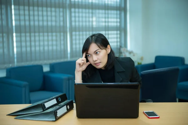 Azji Biznes Kobieta Myśli Pracy Biurze Sekretarz Ciężką Pracę Szefa — Zdjęcie stockowe