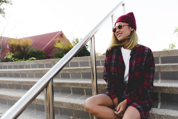 Portret Van Aziatische Hipster Meisje Dragen Oranje Zonneglas Vintage Stijl — Stockfoto