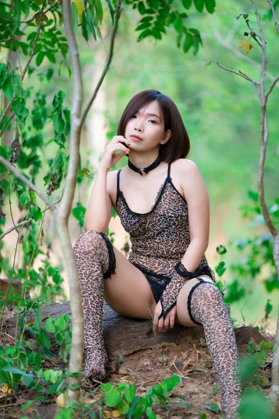 Retrato Mujer Atractiva Asiática Llevar Vestido Tigre Bosque Tailandia — Foto de Stock