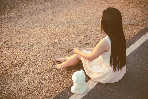 Traurige Asiatische Frau Sitzen Seitenstraße Mit Weißem Teddybär Vintage Stil — Stockfoto