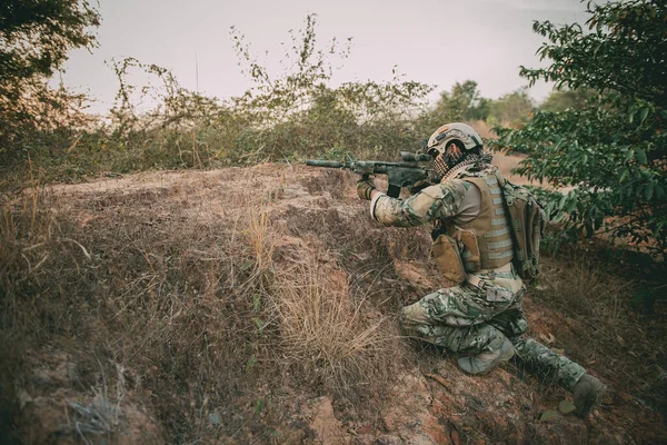 Soldados Estão Preparando Para Atingir Inimigo Montanha Militar Conceito Guerra — Fotografia de Stock