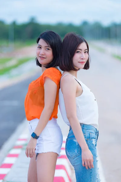 两个美丽的亚洲女人的画像 现代女孩的生活方式 年轻快乐女性的形象 亲爱的朋友们周末在一起放松 — 图库照片