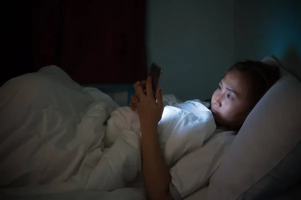 Mujer Asiática Jugar Smartphone Cama Por Noche Tailandia Personas — Foto de Stock