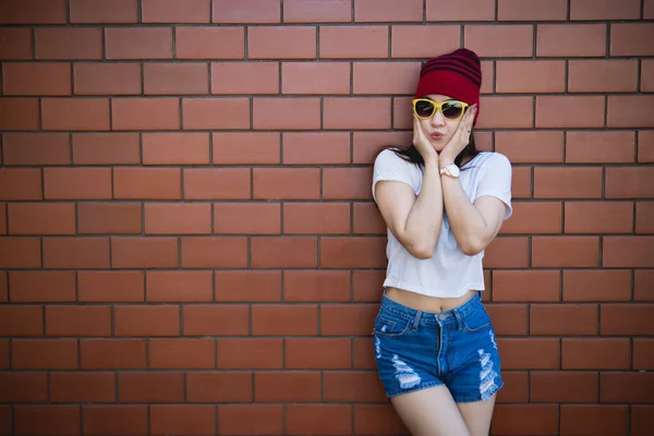 Portret Aziatische Hipster Meisje Baksteen Muur Achtergrond Levensstijl Van Thailand — Stockfoto