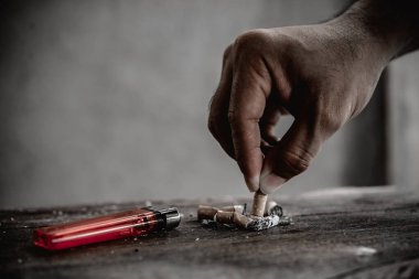 Dünya tütün günü yok, elini kapat, sigarayı söndür, sigara içme konsepti yok.
