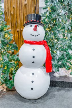 Işıklarla süslenmiş Noel ağaçlı kardan adam, neon ışık