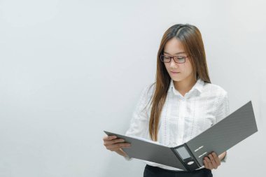 Beyaz arkaplanı olan gözlüklü Asyalı kız, Taylandlı iş kadını.