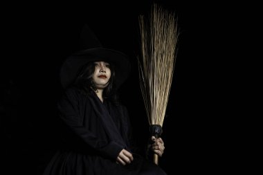 Güzel Asyalı kadın portresi siyah arka planda cadı kostümü giyer, Tayland halkı, Cadılar Bayramı festivali konsepti, korku sahnesi
