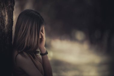 Güzel Taylandlı kadın karşılıksız aşktan çok üzgün, yeniden düşün, düşün, eski tarz, karanlık ton, kırık kalp, Asyalı kız