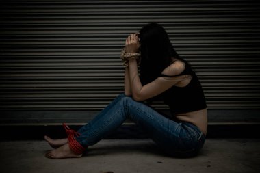 Asyalı rehine kadın gece olay yerinde iple bağlandı hırsızlar fidye için kaçırıldı, Tayland halkı...