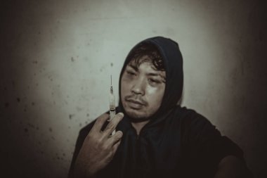 Asyalı erkekler kendi damarlarına eroin enjekte eden uyuşturucu bağımlılarıdır. Flukka ya da zombi ilacı tehlikeli, Tayland uyuşturucu konseptine hayır
