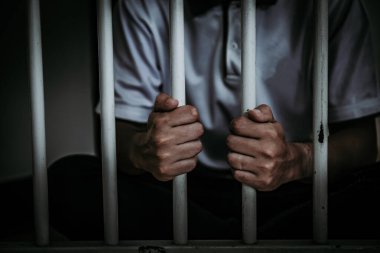 Demir hapishaneyi, esir konseptini, Tayland halkını yakalamak için çırpınan adamın elleri..