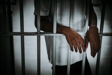 Demir hapishaneyi, esir konseptini, Tayland halkını yakalamak isteyen adamların elleri, özgür olmayı umuyoruz..