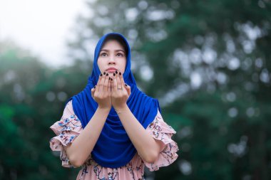 Asyalı güzel bir kızın portresi, genç Müslüman bir kadının duası.