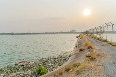 Nehirde yolu olan güzel bir baraj manzarası