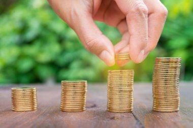 Para biriktirme kavramını korumak için madeni paraları üst üste koyuyoruz.