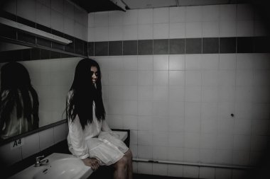 Asyalı kadın portresi hayalet yüzü, korku sahnesi, korkunç arka plan, Cadılar Bayramı posteri.