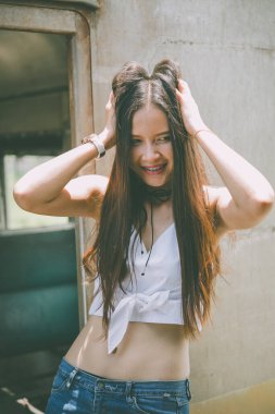 Güzel bayan gülümseyerek durdu ve dağınık saç stili, film tonu, esmer, alaycı, güzel kız, komik