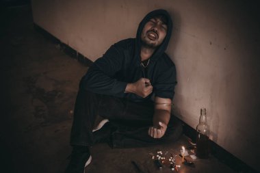 Asyalı erkekler kendi damarlarına eroin enjekte eden uyuşturucu bağımlılarıdır. Flakka ya da zombi ilacı tehlikeli, Tayland uyuşturucu konseptine hayır, ıssızlıktaki kötü adam uyuşturucuları.
