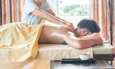 Adam masaj salonunda dinleniyor. 