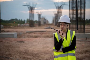 Köprü inşaatında çalışan mühendis kadın.