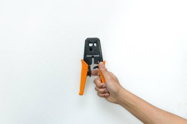 Beyaz arkaplanda Ian kablosu yapmak için pense