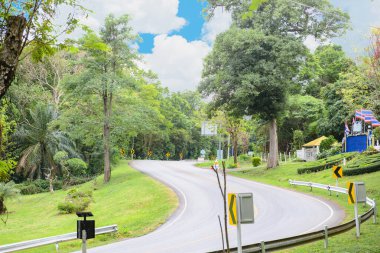 Dağdaki yol bulutlu mavi gökyüzü, ızgara kıvrımlı yılan yolu, Sakon Nakhon, Tayland