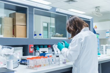 Laboratuvarda çalışan Asyalı bilim adamı, Taylandlılar.