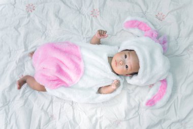 Tavşan elbisesi içinde Asyalı şirin bir kız çocuğu.