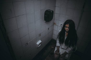 Asyalı kadın portresi hayalet yüzü, korku sahnesi, korkunç arka plan, Cadılar Bayramı posteri.