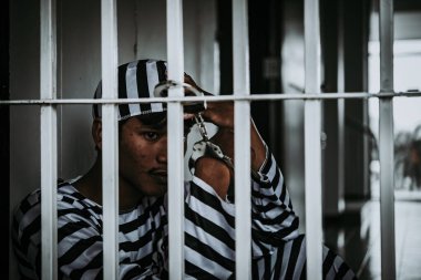 Demir hapishaneyi, esir konseptini, Tayland halkını yakalamak isteyen adamların elleri, özgür olmayı umuyoruz..