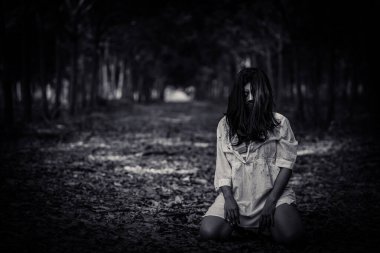 Asyalı kadın portresi hayalet yüzü, korku sahnesi, korkunç arka plan, Cadılar Bayramı posteri.